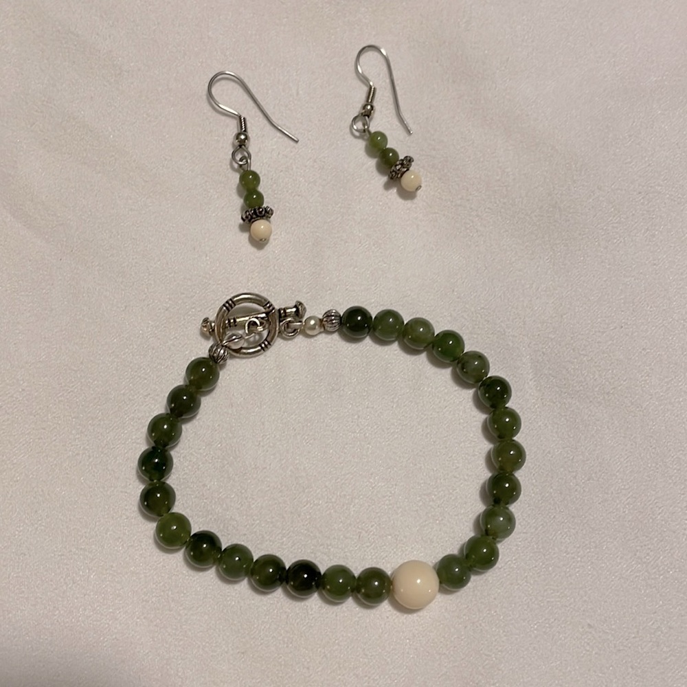 Jade bracelet and earrings set